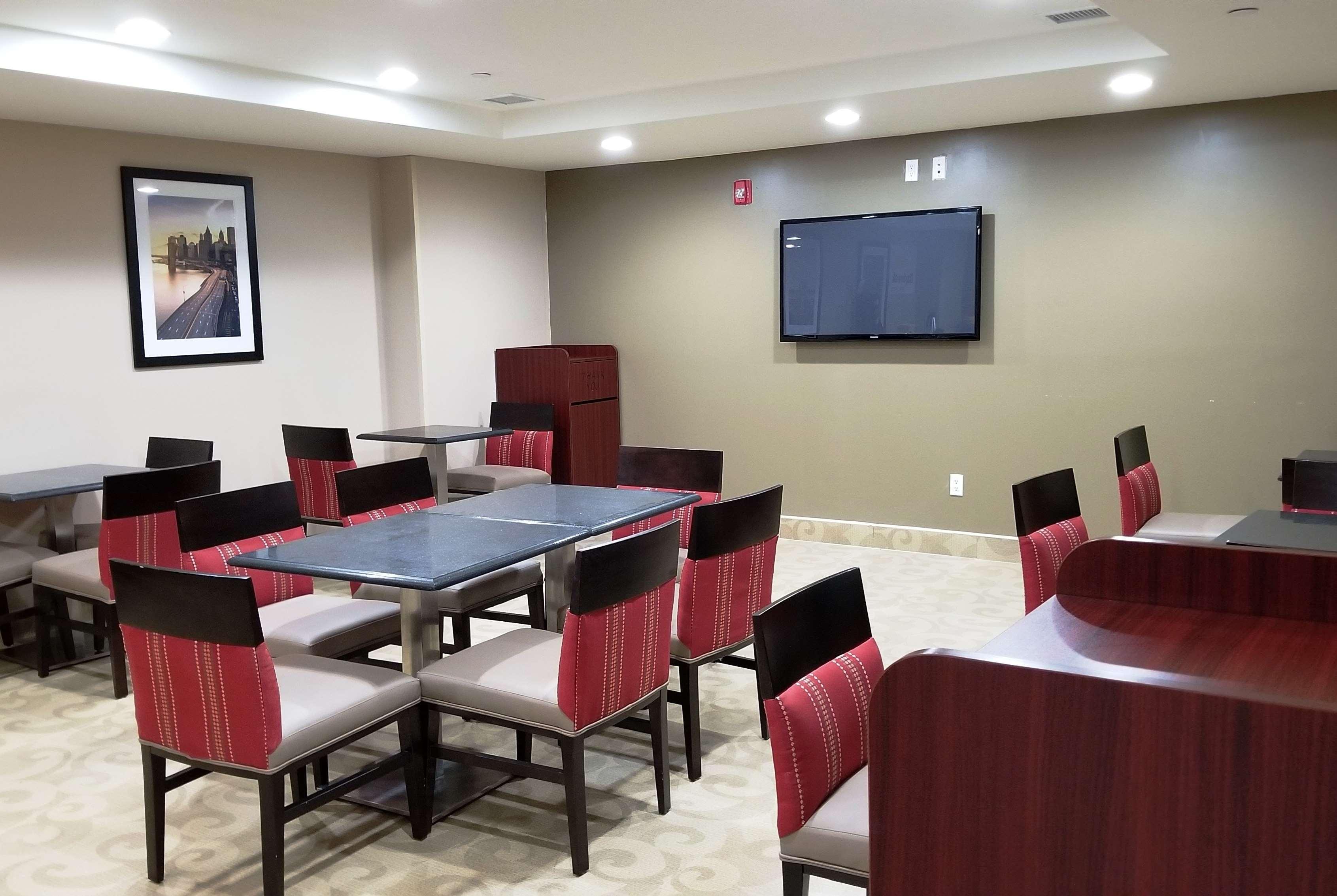 ניו יורק Days Inn By Wyndham Brooklyn Marine Park מראה חיצוני תמונה