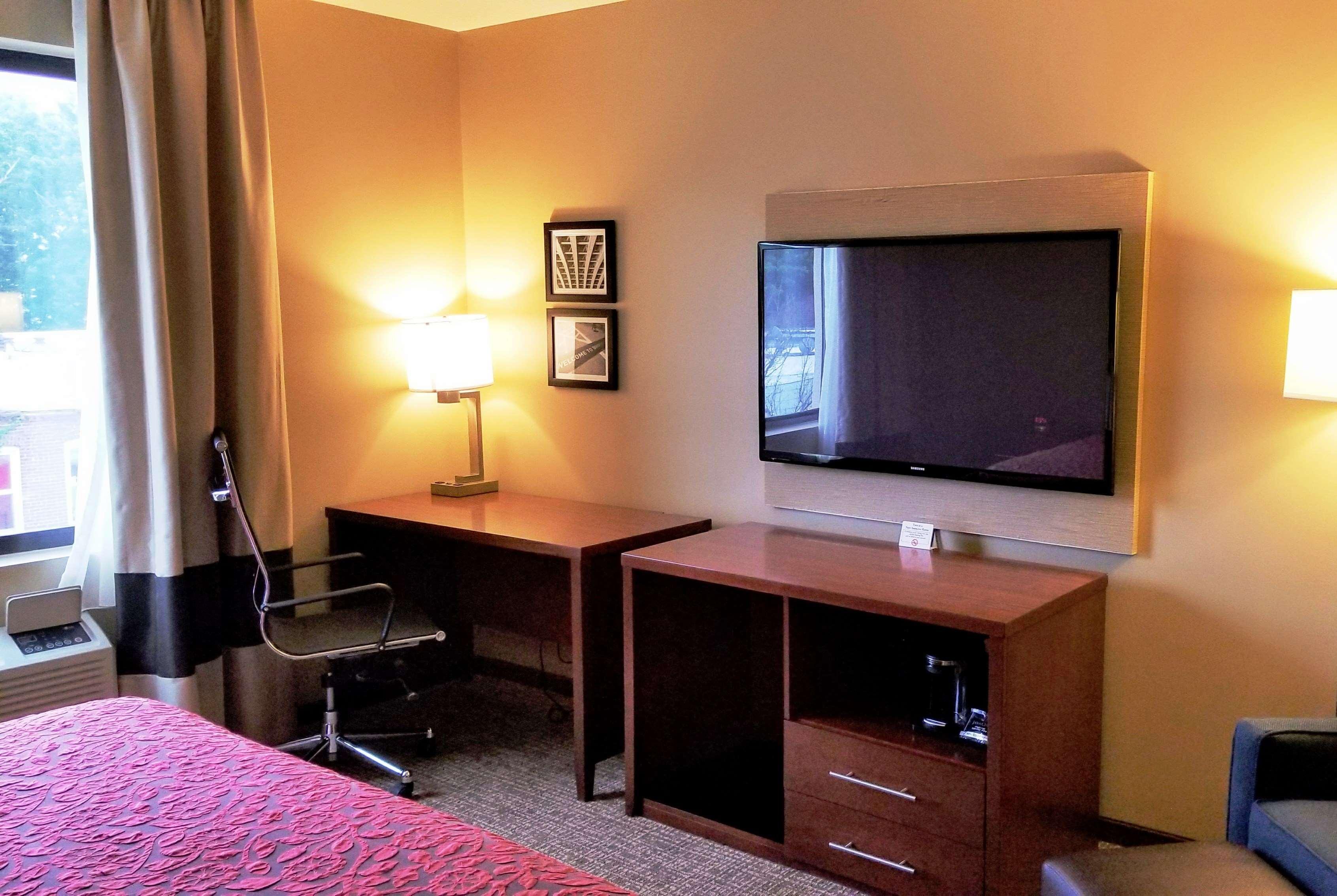 ניו יורק Days Inn By Wyndham Brooklyn Marine Park מראה חיצוני תמונה