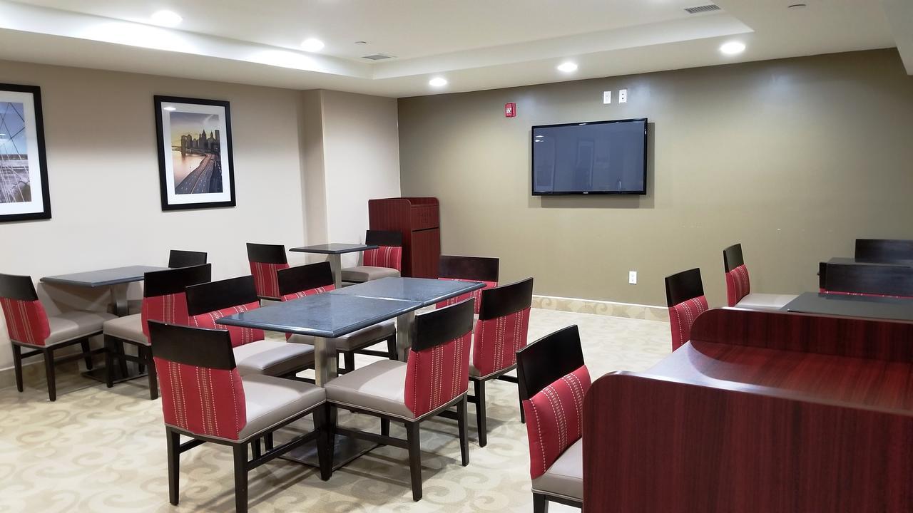 ניו יורק Days Inn By Wyndham Brooklyn Marine Park מראה חיצוני תמונה